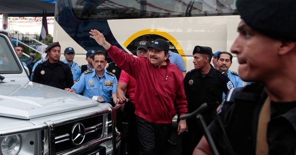 Foto: El presidente de Nicaragua Daniel Ortega saluda a simpatizantes durante el aniversario de "Repliegue", en Managua. (Reuters) 