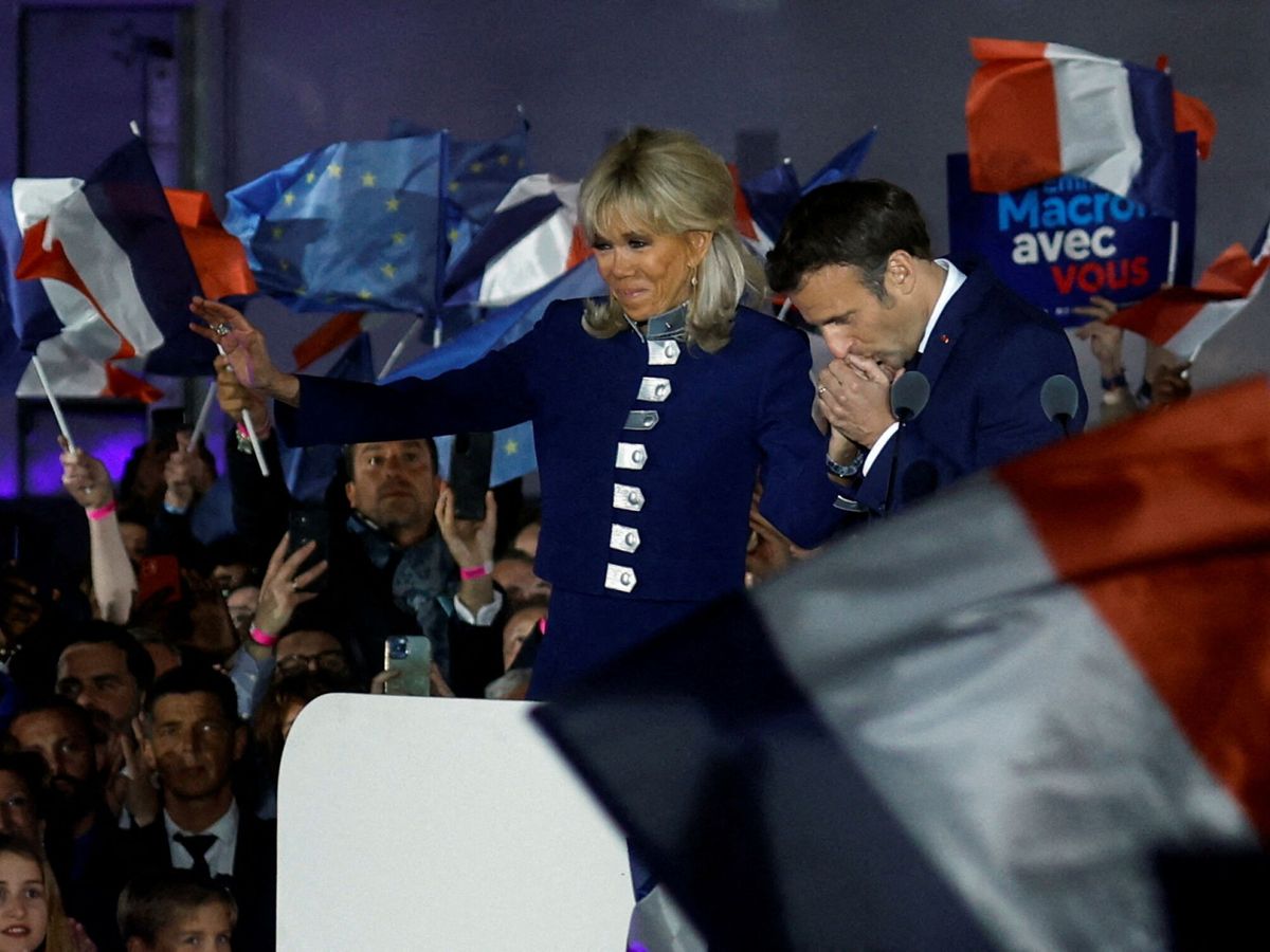 Foto: Macron, besando la mano de su mujer. (Reuters/Gonzalo Fuentes)