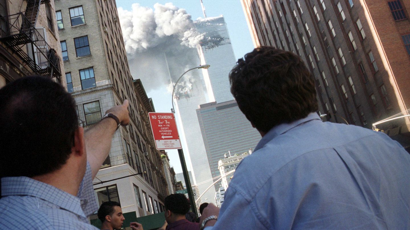 Neoyorquinos observan el ataque contra las Torres Gemelas, el 11 de septiembre de 2001. (Reuters)