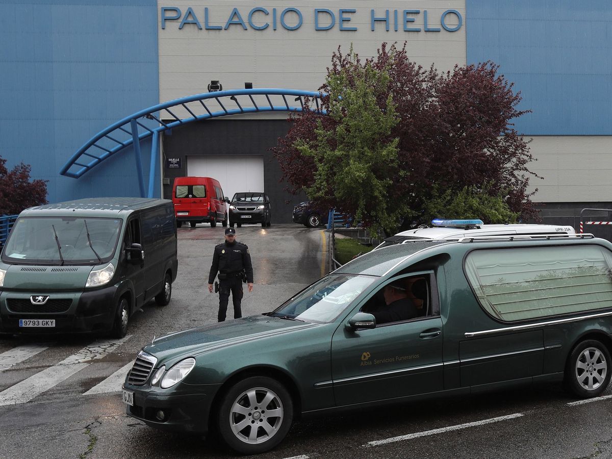 Foto: Un coche fúnebre a las puertas del Palacio de Hielo de Madrid, reconvertido en morgue para albergar los restos de los fallecidos por el coronavirus. (EFE)