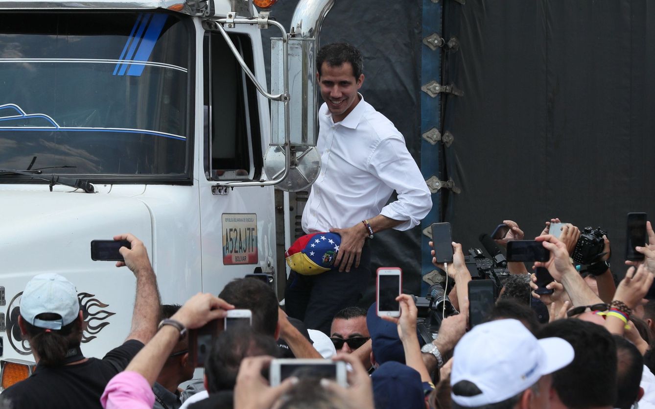 Juan Guaidó, encaramado al primer camión de la ayuda humanitaria, este sábado en Cúcuta, Colombia. (EFE)