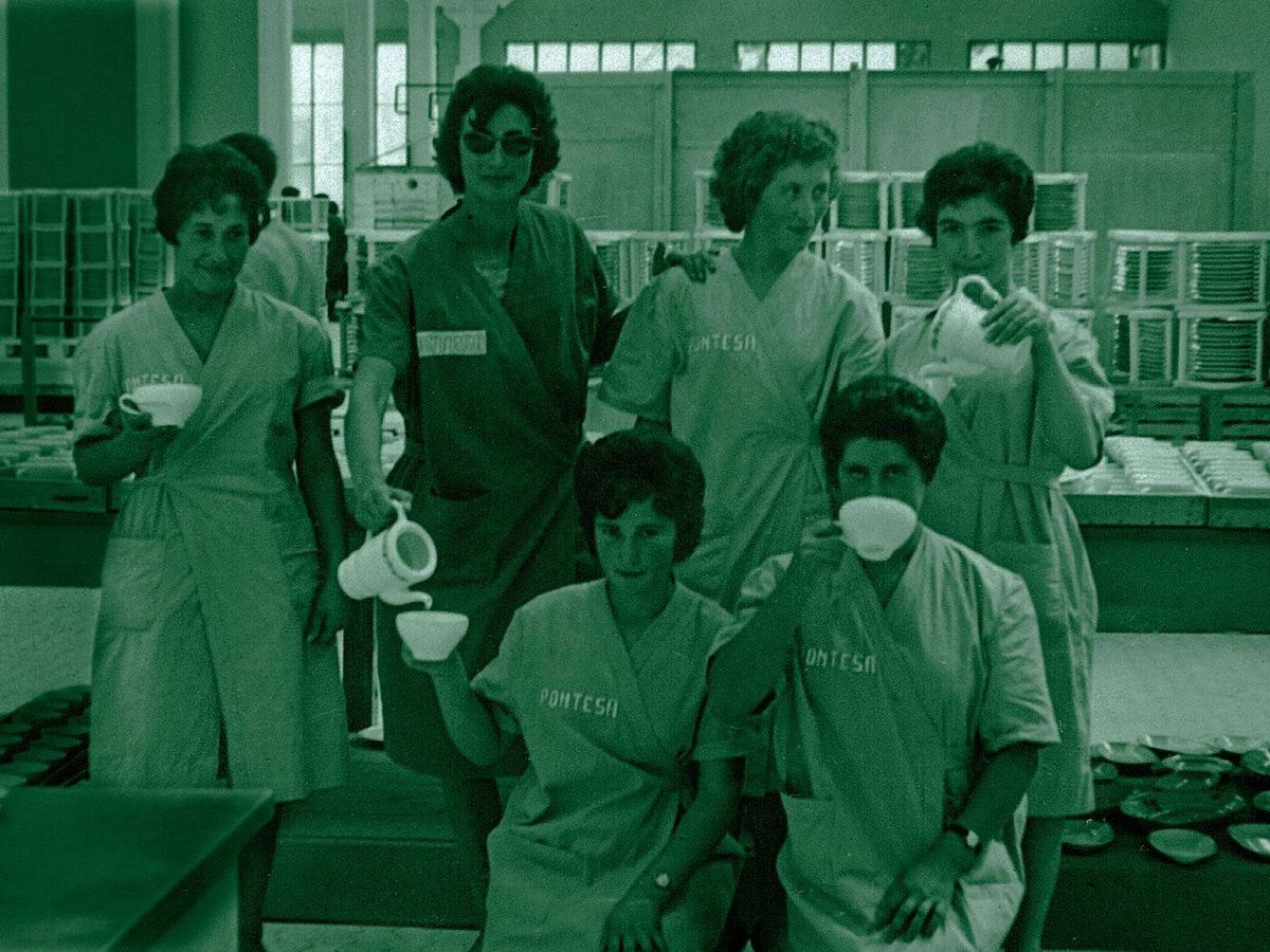 Foto: Mujeres trabajadoras de la fábrica de porcelanas Pontesa, en Alfares de Ponte Sampaio, Vigo. 