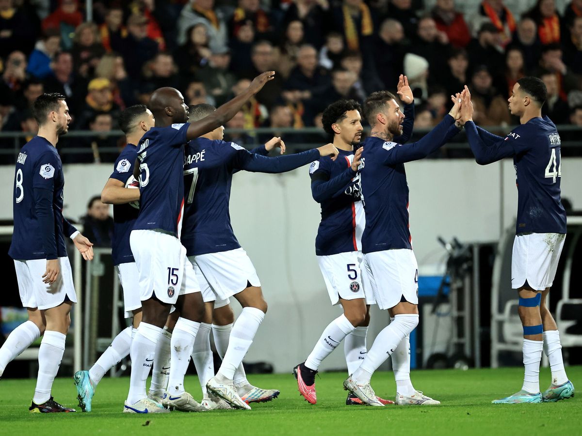 Foto: Los jugadores del Paris Saint-Germain celebran un gol en el estadio del Lens. (EFE/EPA/CHRISTOPHE PETIT TESSON).