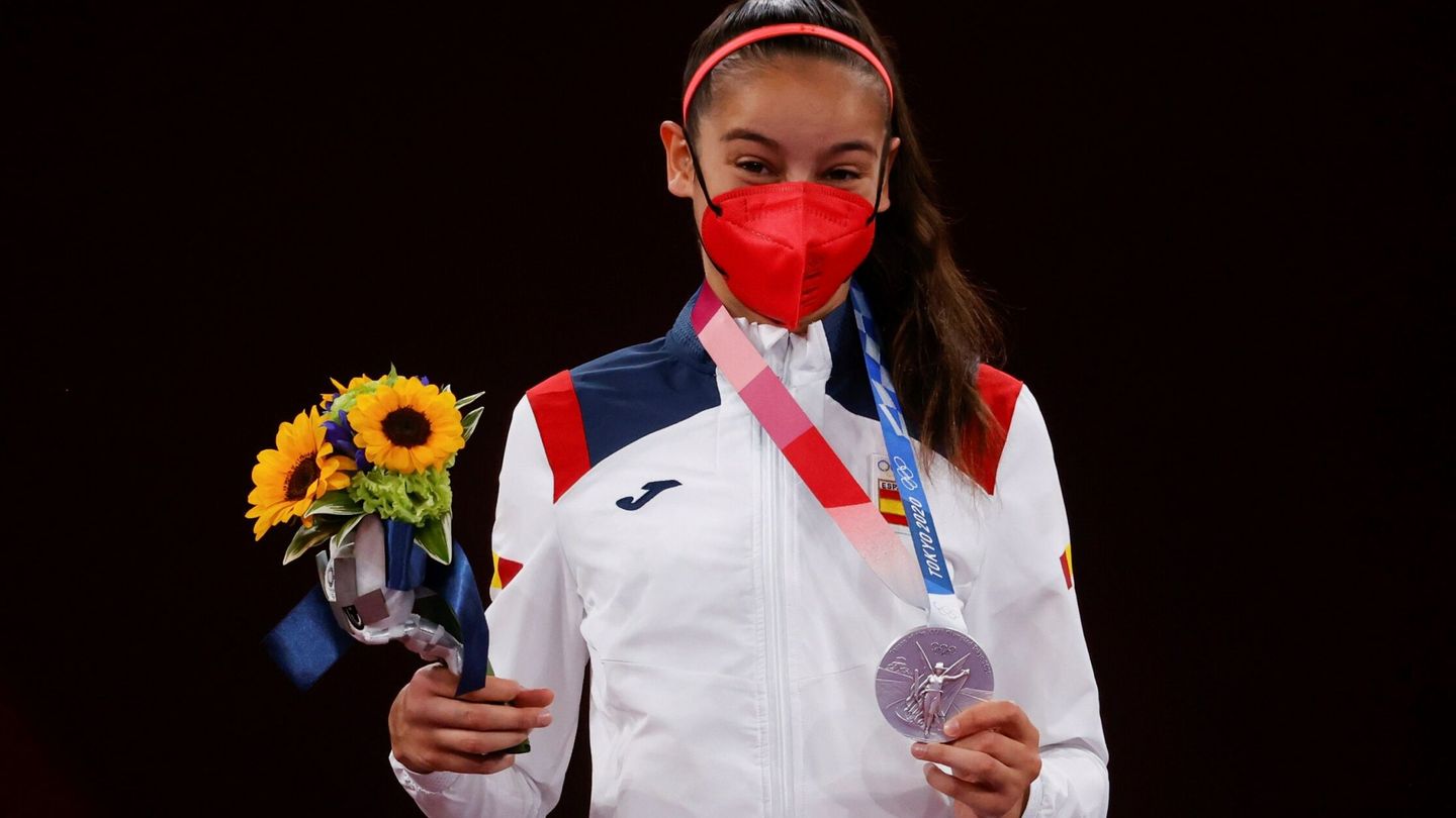 Adriana Cerezo posa con la medalla de plata en taekwondo. (EFE)