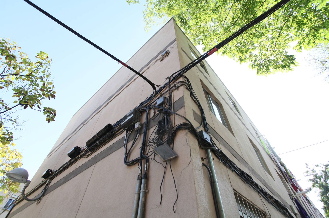 El cableado cuelga de un edificio a otro. (Foto: Enrique Villarino)