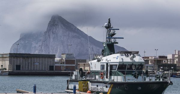 Foto: Un buque de la Guardia Civil en el puerto de la Atunara. (Fernando Ruso)