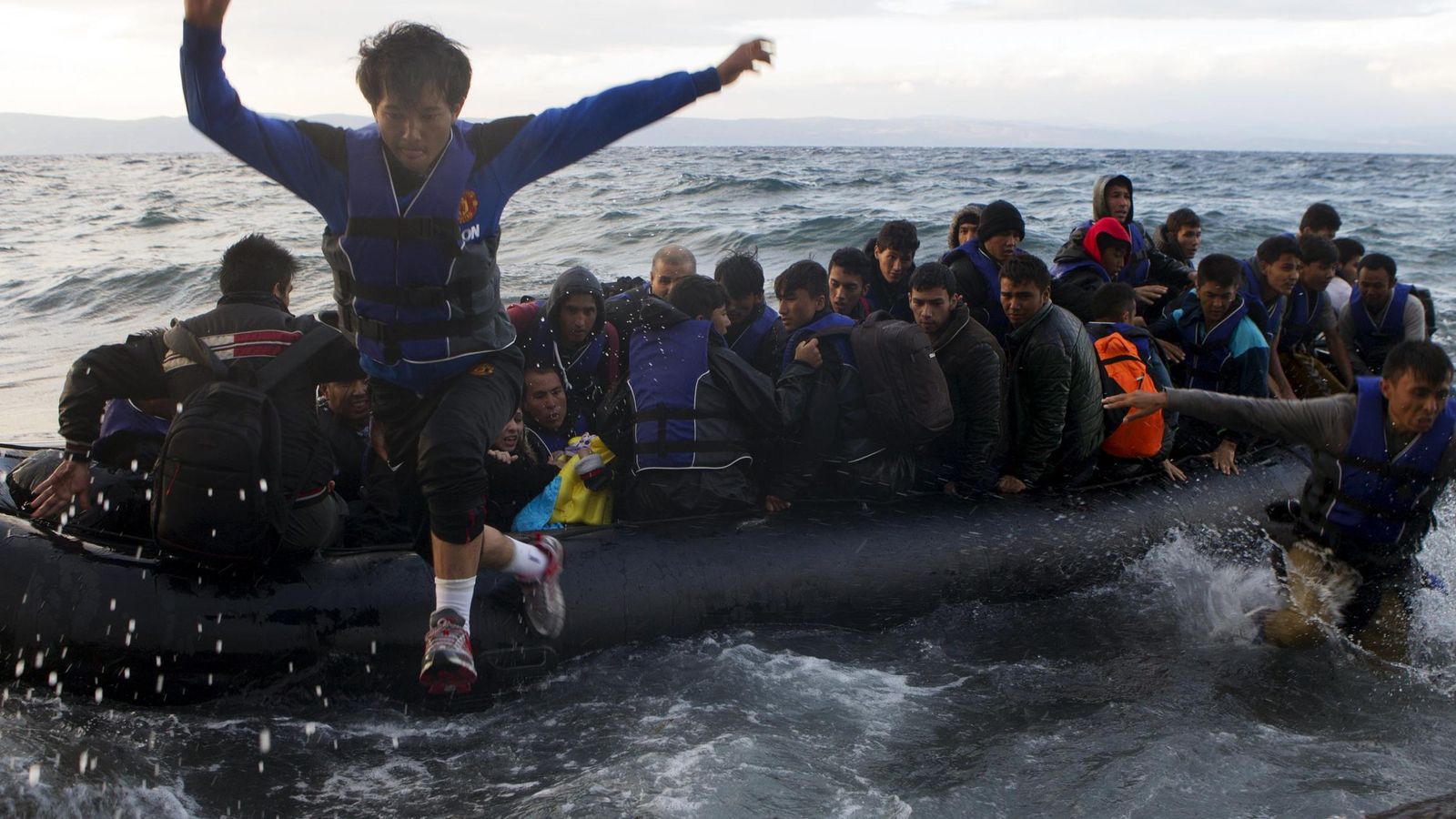 Foto: Refugiados e inmigrantes llegan a la costa de la isla de Lesbos en un bote abarrotado, el 1 de octubre de 2015 (Reuters).  