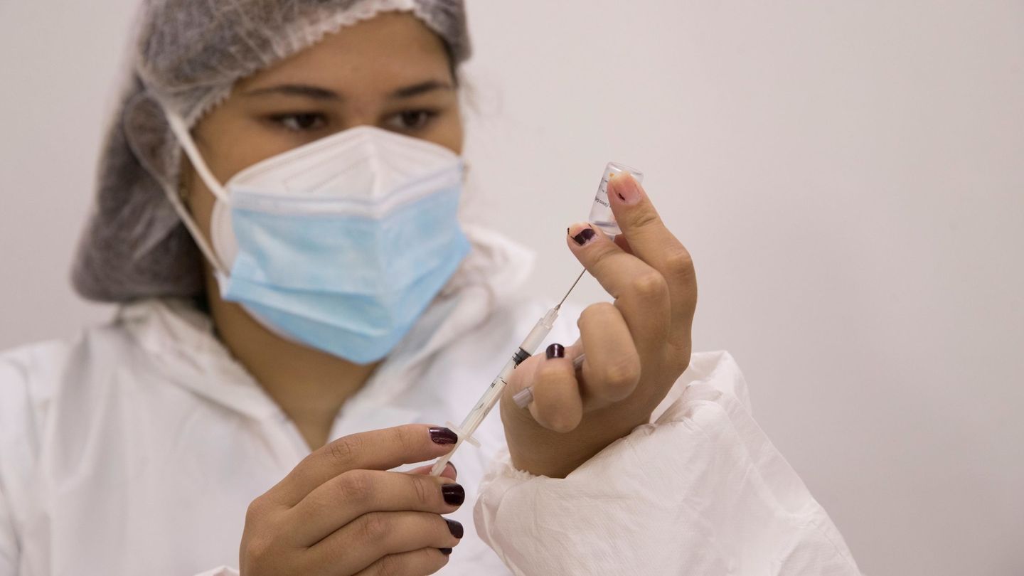 Vacunación en República Dominicana con una de las vacunas chinas. Foto: EFE.