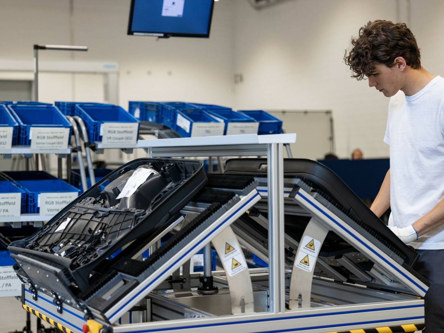 Un trabajador de Audi en el taller piloto, que abastece de paneles de puerta en Ingolstadt.