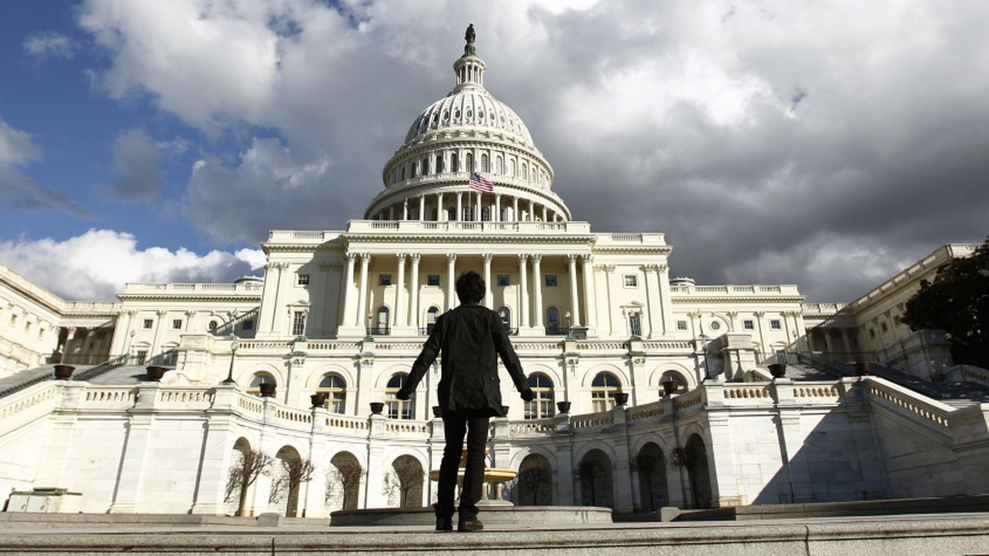 Un turista observa de cerca el Capitolio en Washington, Estados Unidos (Reuters).