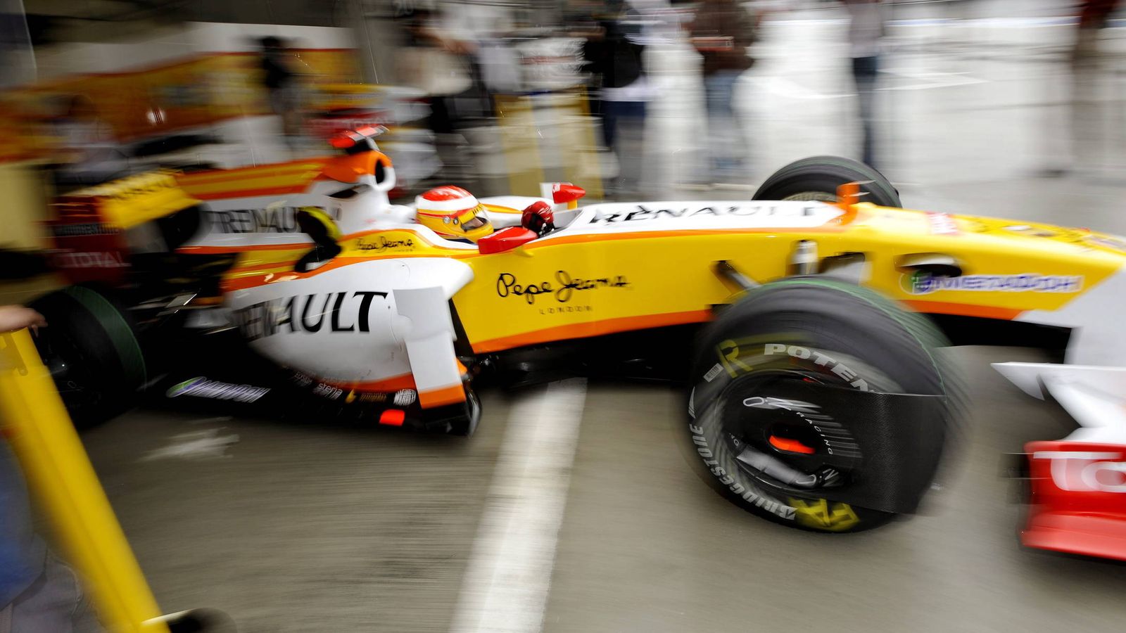 Foto: Fernando Alonso, pilotando el Renault durante 2009 (Efe).