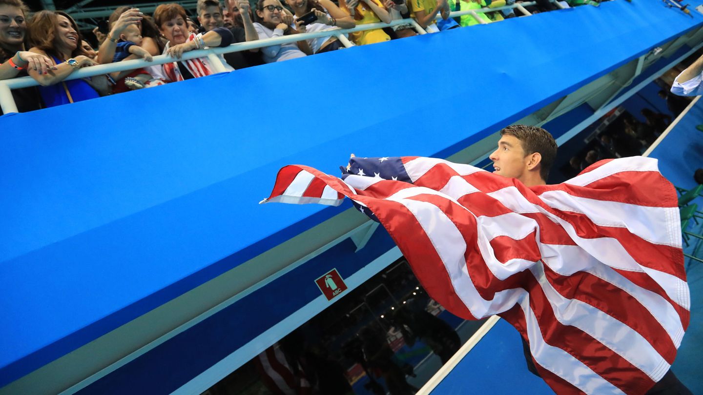 Phelps emocionado en medio de las ovaciones del público. (Reuters)