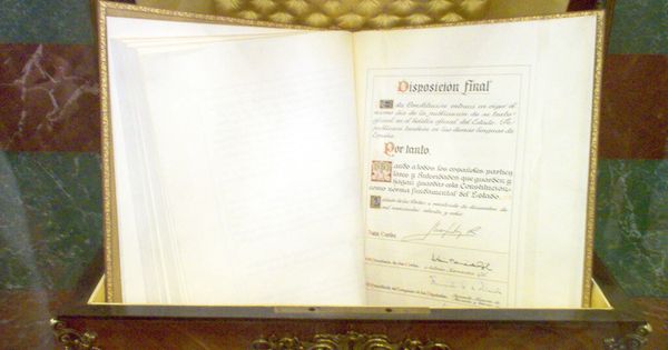 Foto: Ejemplar de la Constitución conservado en el Congreso de los Diputados. (Wikipedia)