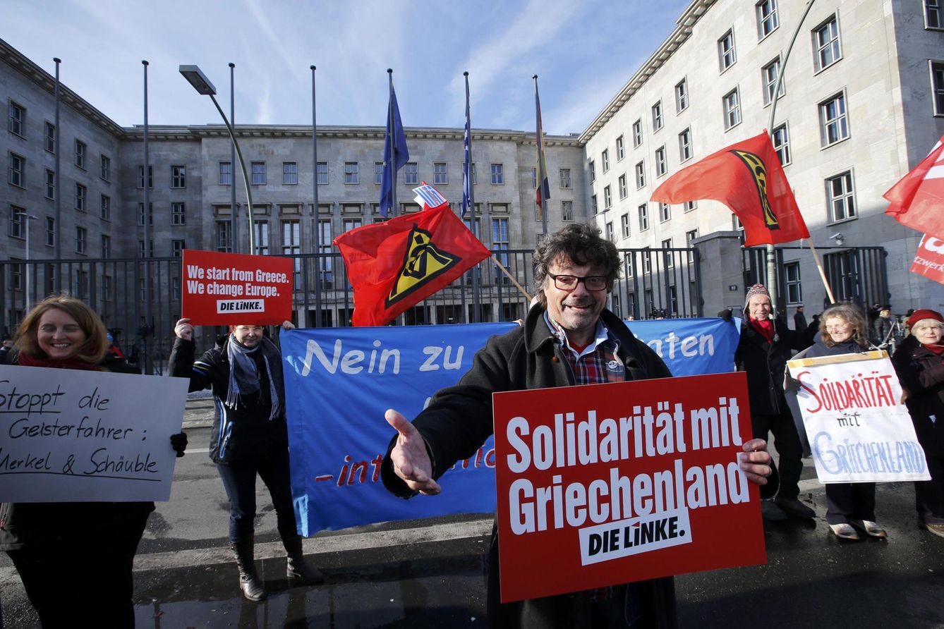 Miembros del partido La Izquierda protestan contra la austeridad impuesta a Grecia frente al Ministerio de Finanzas en Berlín, en febrero de 2015 (Reuters)