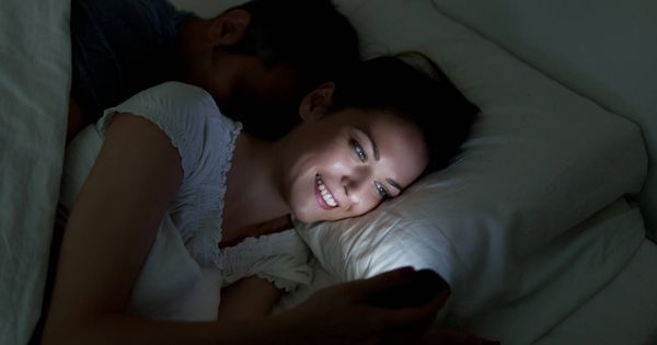 Foto: Poner a cargar el teléfono en la cama no es una buena idea. (iStock)