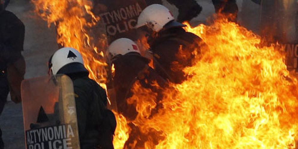 Foto: Grecia aprueba el plan de recortes entre graves disturbios en Atenas