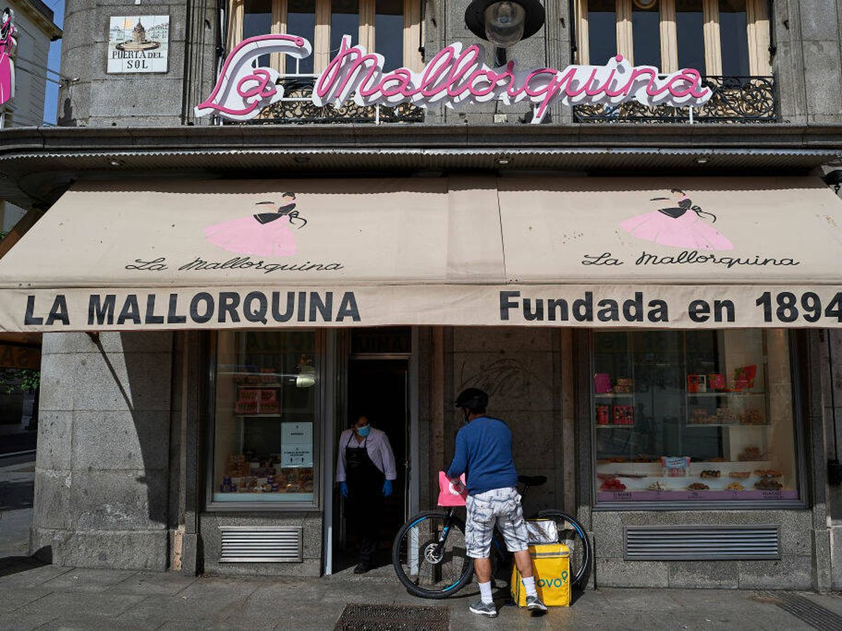 Foto: Un 'rider' de Glovo recoge un pedido en un establecimiento en Madrid. (Getty Images)