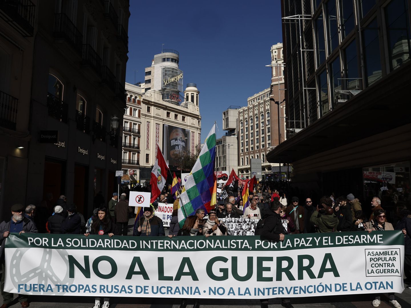 Manifestantes marchando contra Putin y la OTAN en Madrid. (EFE/Sergio Pérez)