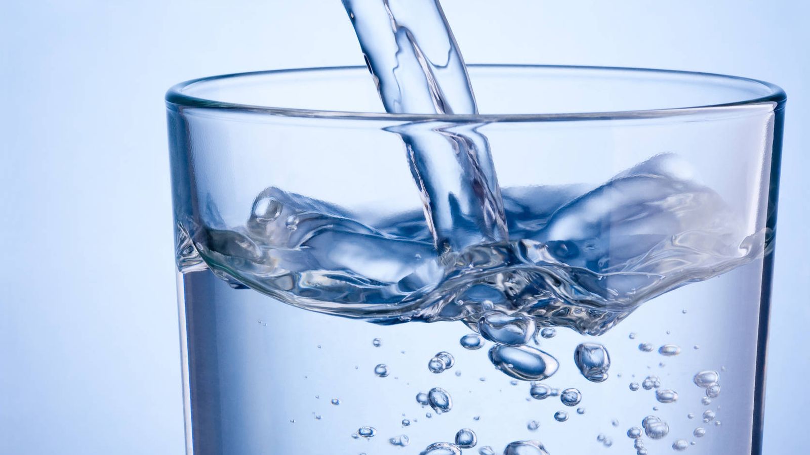 Es cierto que beber agua no hidrata la piel? Y los 5 alimentos para una  piel sana y brillante