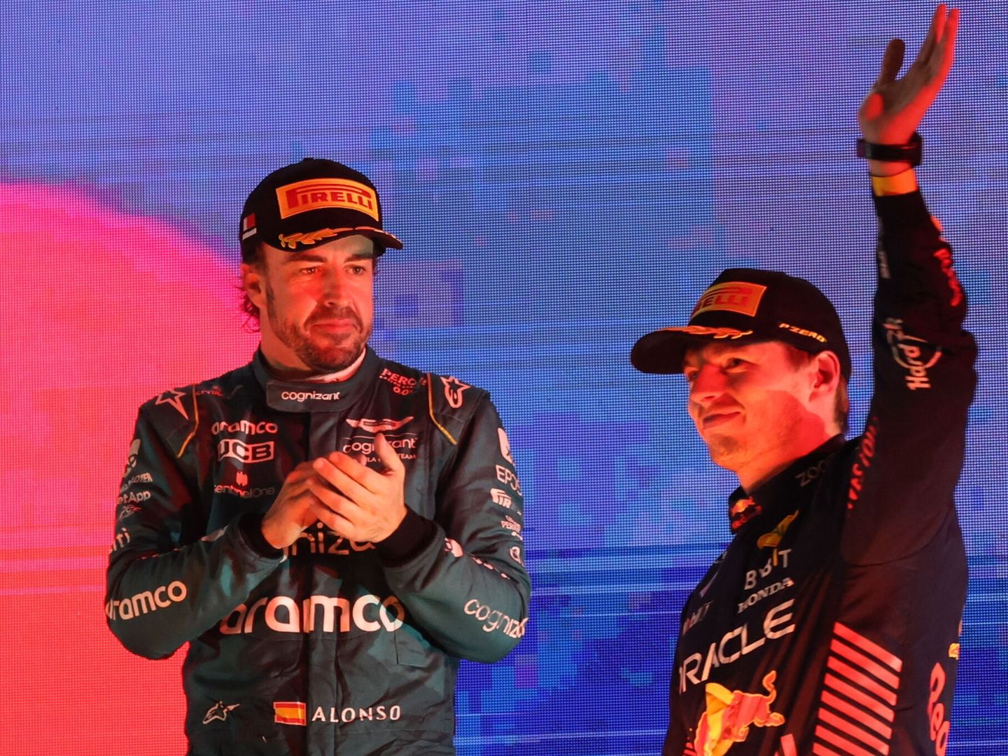 Verstappen y Alonso, en el podio del GP de Baréin. (EFE/EPA/Ali Haider)