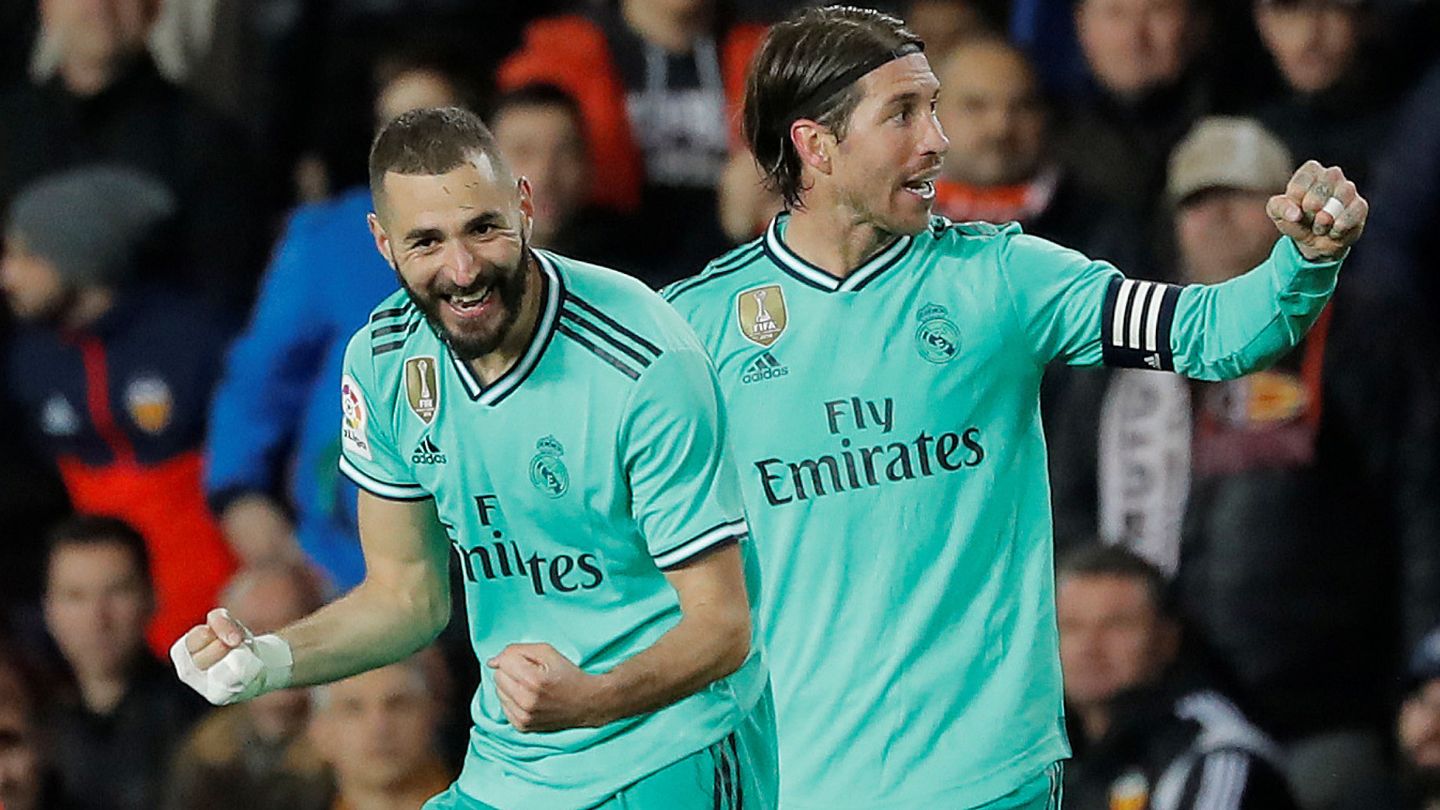 Benzema celebra con Sergio Ramos el gol en Valencia. (EFE)