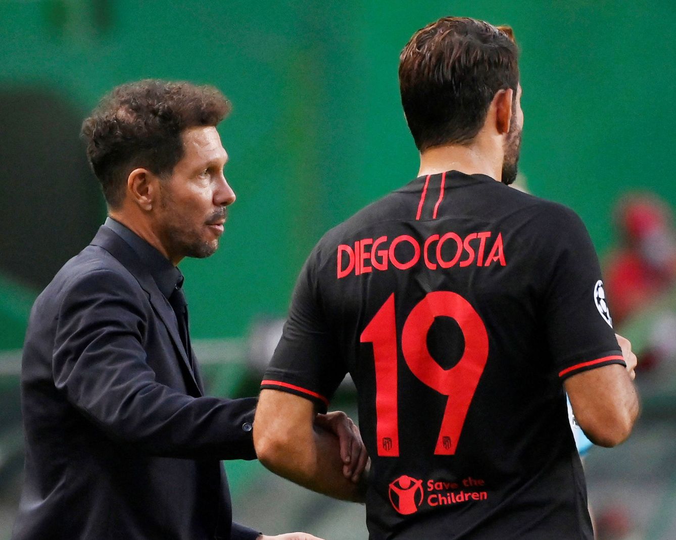 Simeone y Diego Costa, durante el partido ante el Leipzig. (Efe)