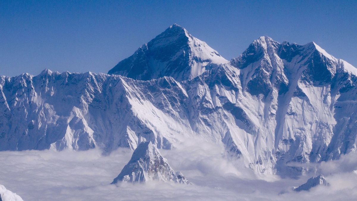 Mueren dos alpinistas, un estadounidense y un suizo, escalando el Everest