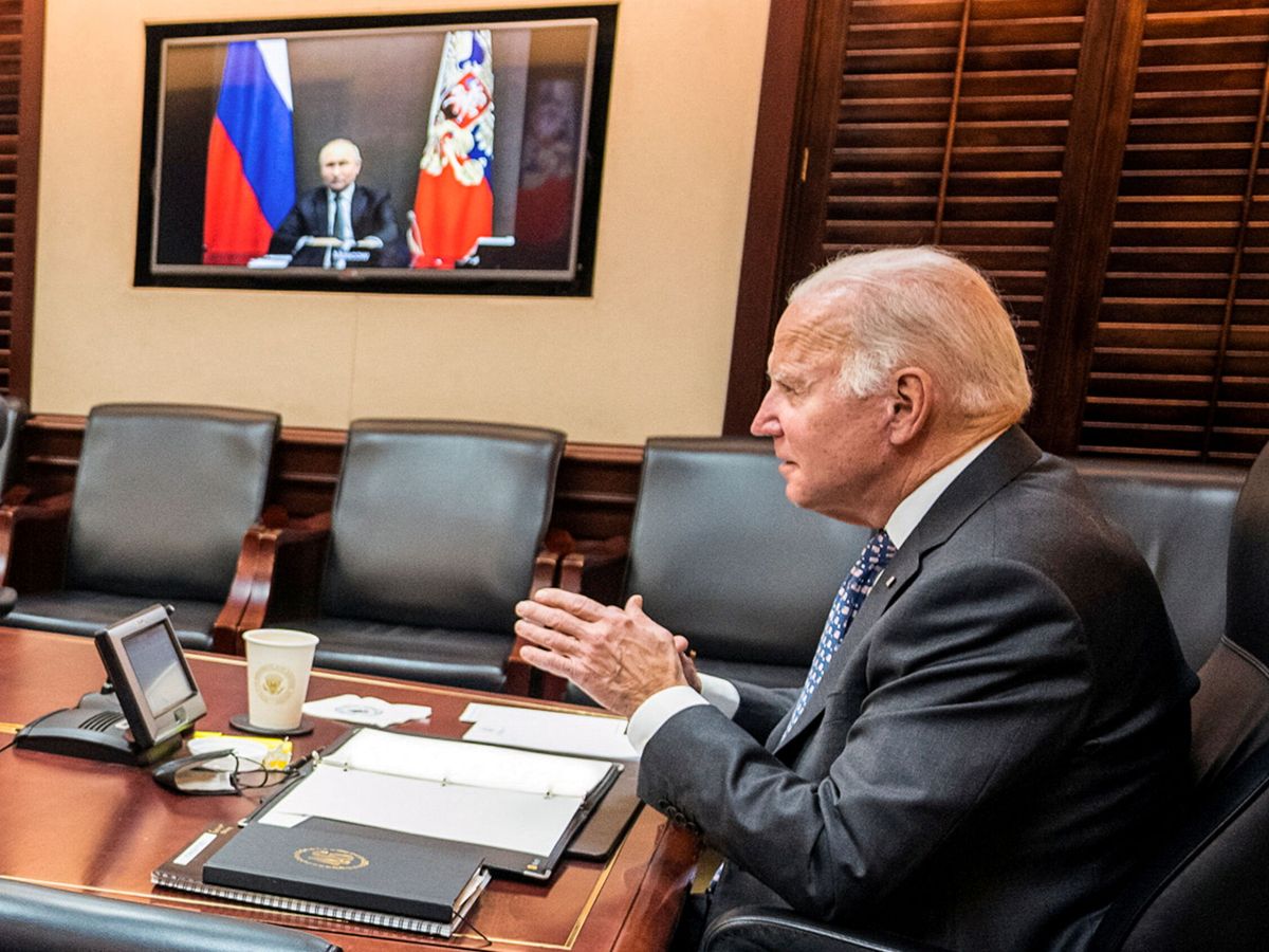 Foto: Joe Biden en una videoconferencia con Vladímir Putin. (Reuters)
