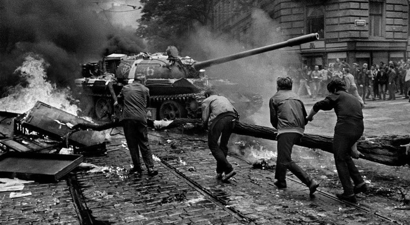 Los tanques soviéticos aplastan la Primavera de Praga en 1968