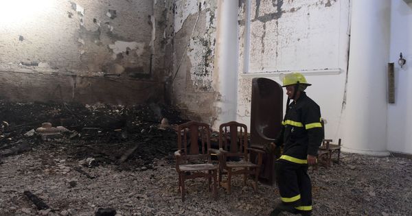 Foto: Restos tras el incendio en la catedral San Nicolás de los Arroyos, en Buenos Aires. (EFE)