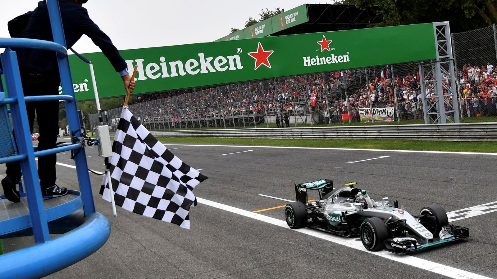 Foto: Nico Rosberg entrando por meta en el GP de Italia. (Andrej Isakovic/Reuters)