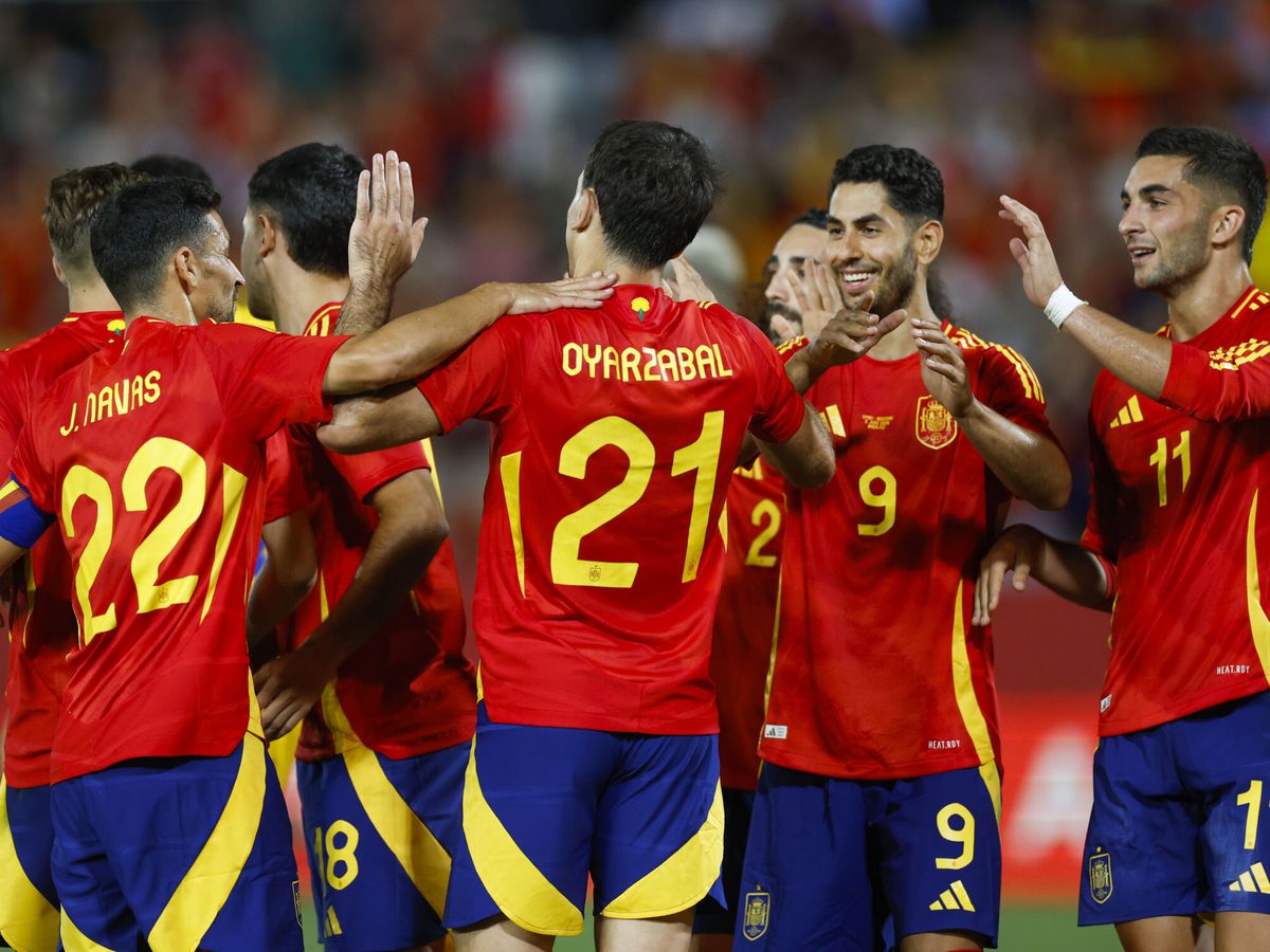Foto: Oyarzabal celebra uno de los goles contra Andorra. (EFE/Julio Muñoz)