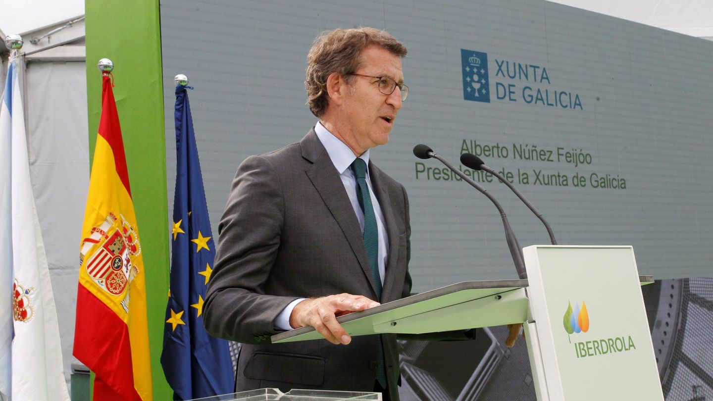 El presidente de la Xunta de Galicia, Alberto Núñez Feijóo, durante el acto de firma del acuerdo entre las empresas Iberdrola, Windar y Navantia por el que crean el acuerdo de fabricación y suministros de cimentaciones para futuros parques eólicos marinos. (EFE)