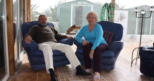 Foto: Len y Helen Prior, en la terraza de su casa en Vera, Almería, el pasado jueves. (R. M.)