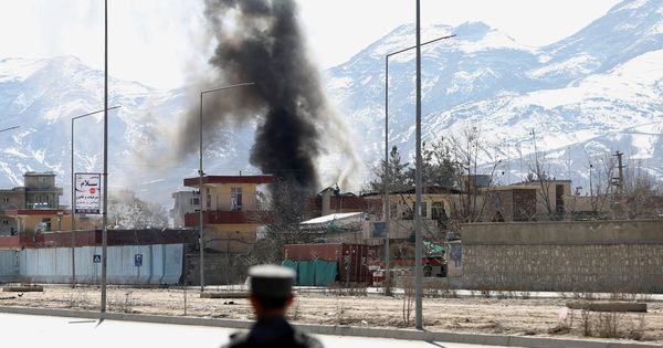 Foto: Una columna de humo se eleva desde un punto donde los talibanes y las fuerzas afganas han sostenido combates en Kabul, el 1 de marzo de 2017. (Reuters)