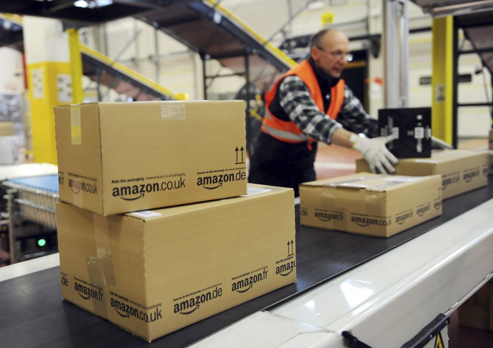 Foto: Un operario coloca cajas en un almacén de Amazon de Alemania. (EFE)