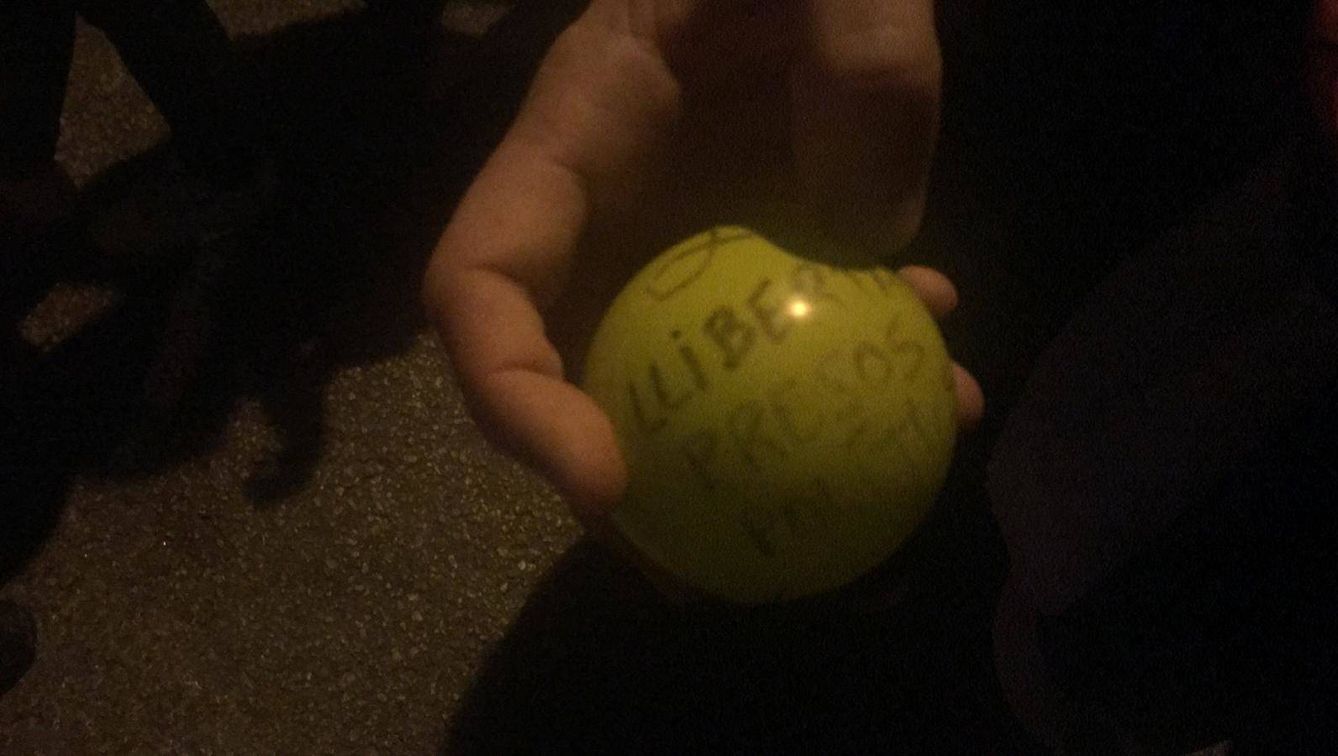 Un manifestante enseña una pelota que va a lanzar a la Policía Nacional. (Marcos García Rey)