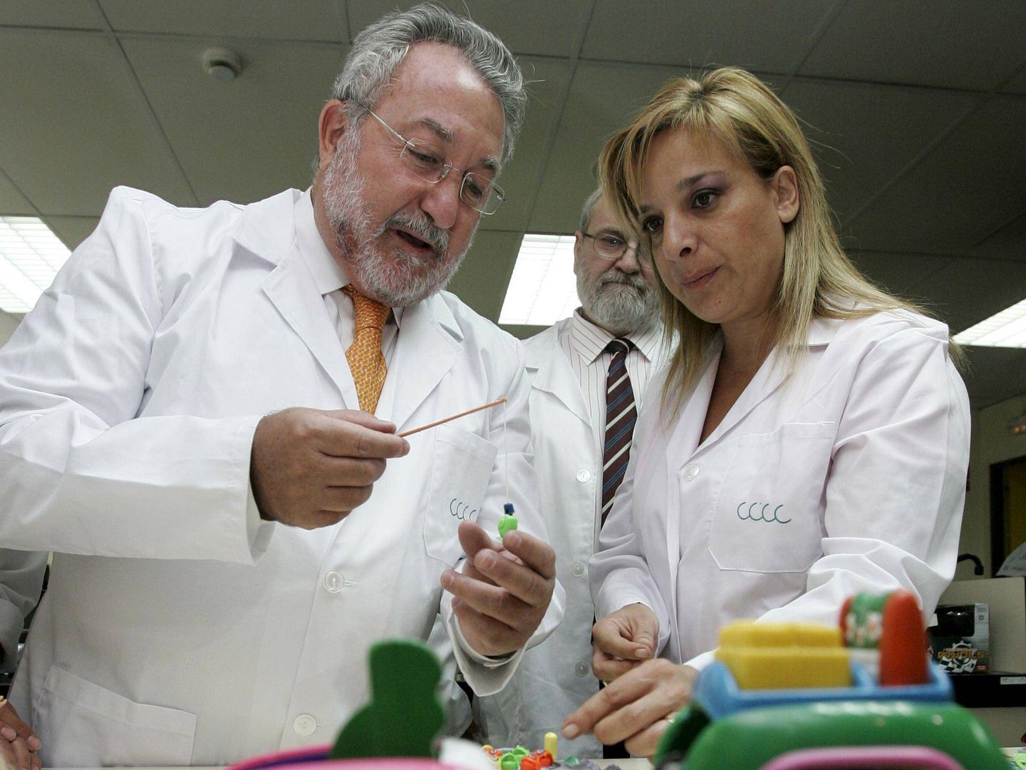 Etelvina Andreu con el exministro de Sanidad, Bernat Soria. (EFE)