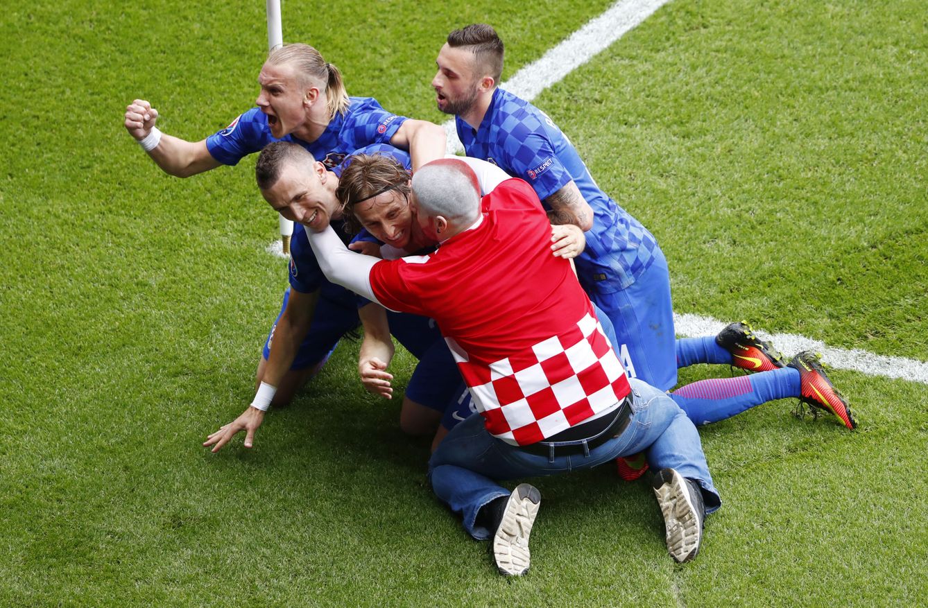 Un aficionado saltó al césped para celebrar el gol croata (Christian Hartmann/Livepic/Reuters)
