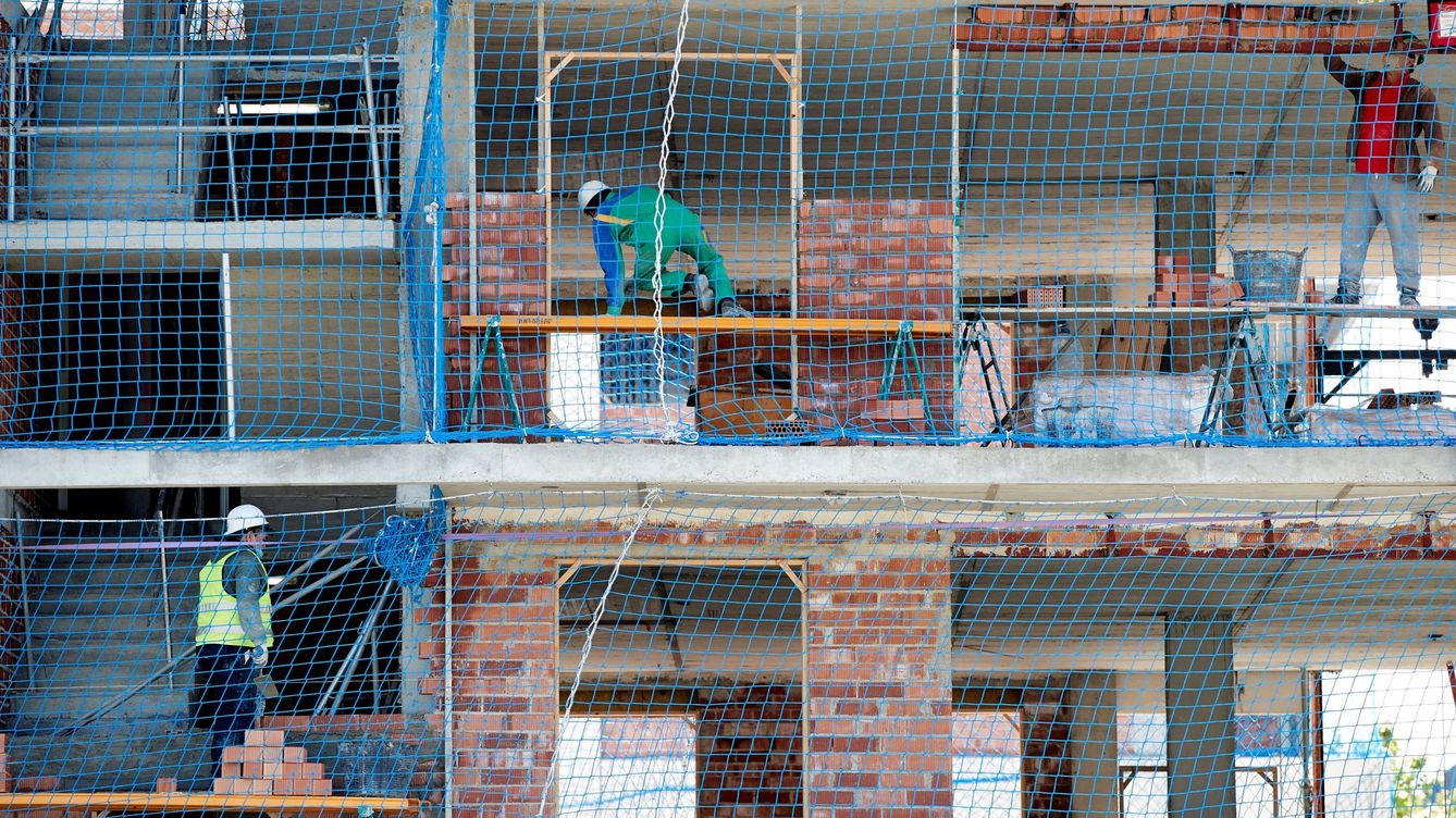 Foto: Varios obreros trabajan en la construcción de un edificio de Barcelona. (EFE/Alejandro García)