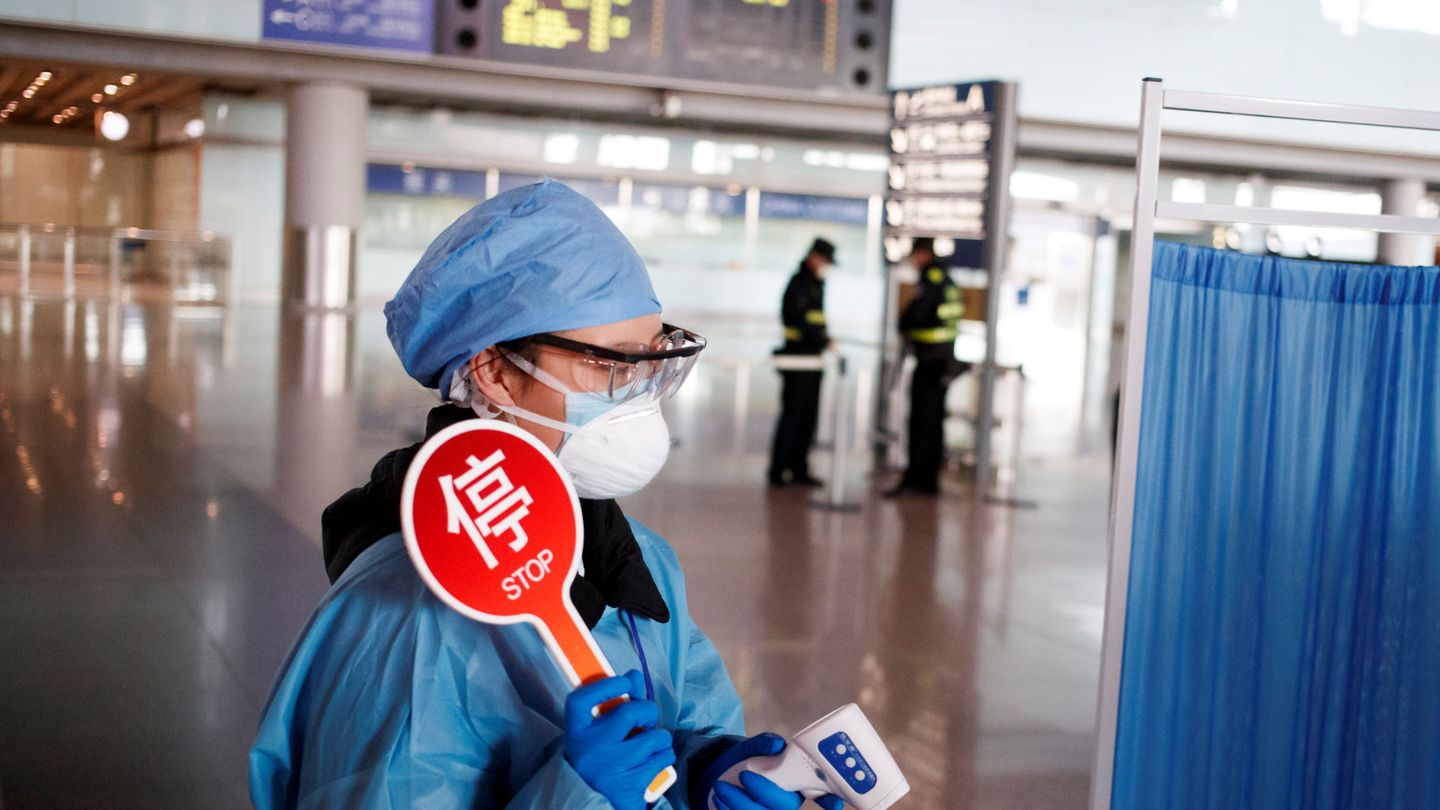 Una operaria realiza controles de temperatura en el aeeropuerto de Pekín. (Reuters)