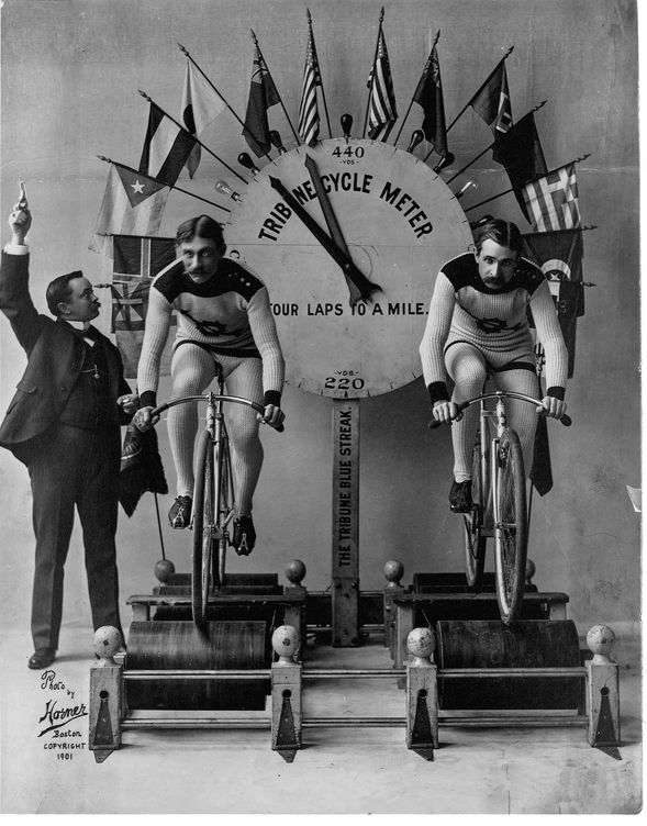Los ciclistas Charles Murphy, también conocido como Mile-a-Minute Murphy, y Tom Butler compiten en una carrera sobre rodillos en 1901. (Getty Images)