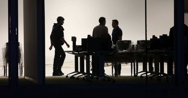 Foto: La Guardia Civil se persona en el Cesicat para impedir el voto y recuento electrónico el pasado 1-O. (EFE)