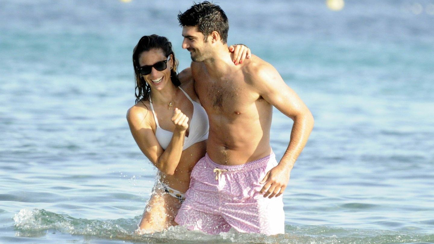 Lucia Villalon con su pareja Gonzalo Melero de vacaciones en Ibiza. (Cordonpress)