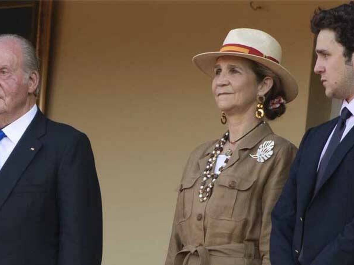 Foto: Don Juan Carlos, con su hija mayor, doña Elena, y su nieto mayor, Felipe Froilán. (Reuters/Juan Medina)