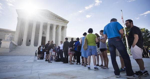 Foto: Decenas de personas hacen cola ante el Tribunal Supremo de EEUU en Washington, el 26 de junio de 2017. (EFE)