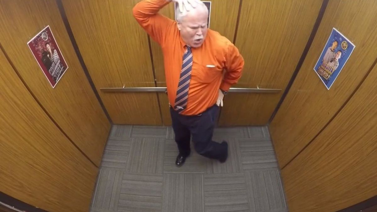 'Pillan' a un sheriff bailando en el ascensor de la oficina para celebrar su jubilación