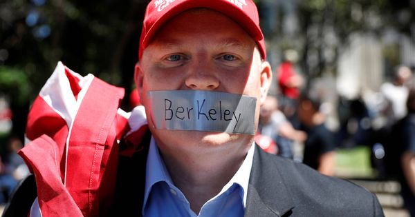 Foto: Un hombre protesta por la cancelación de un discurso de la columnista Ann Coulter en la Universidad de Berkeley, California. (Reuters)