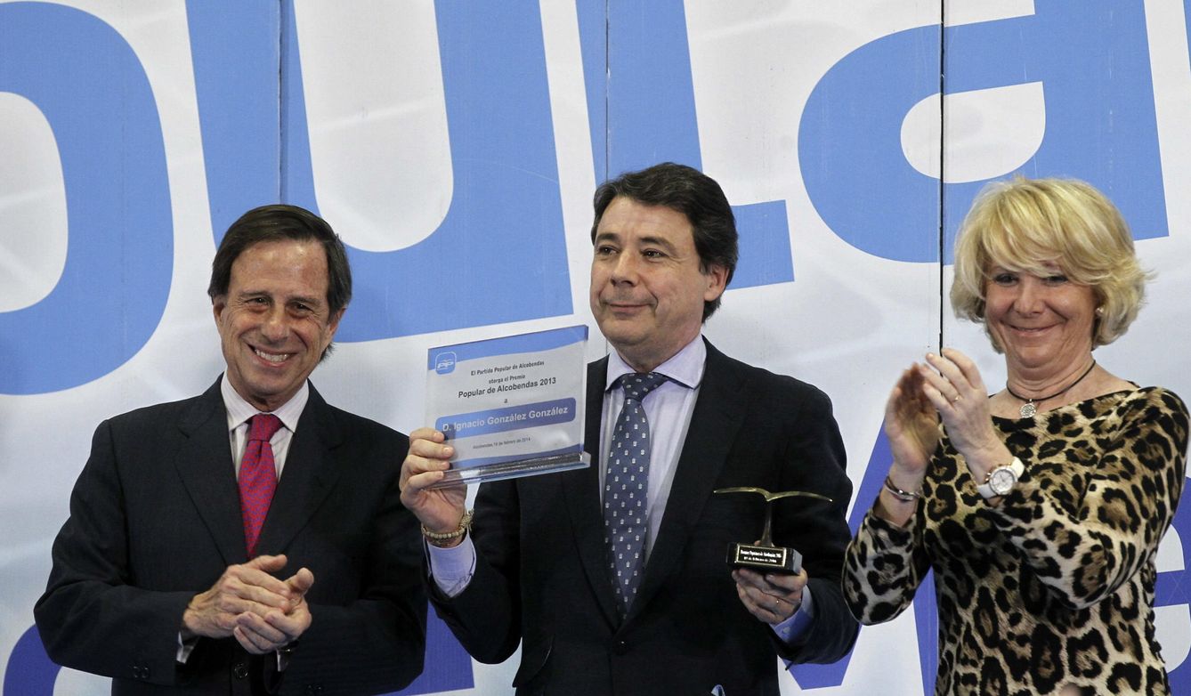 Ignacio García de Vinuesa (i) junto a Ignacio González (c) y la candidata del PP a la Alcaldía de Madrid Esperanza Aguirre. (EFE)