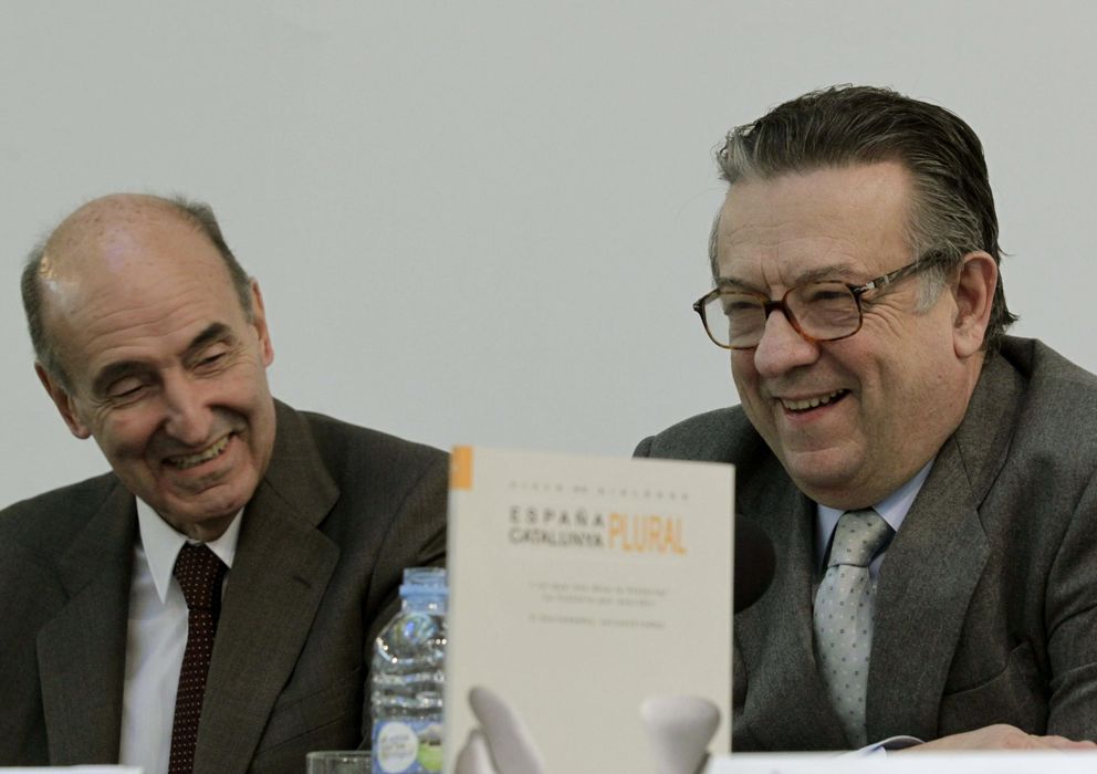 Foto: Miquel Roca y Miguel Herrero y Rodríguez de Miñón en el coloquio-debate. (EFE)